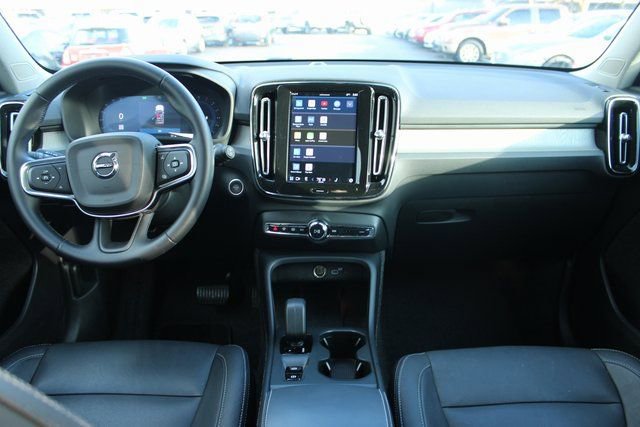 Used 2025 Volvo XC40 B5 Plus image 16