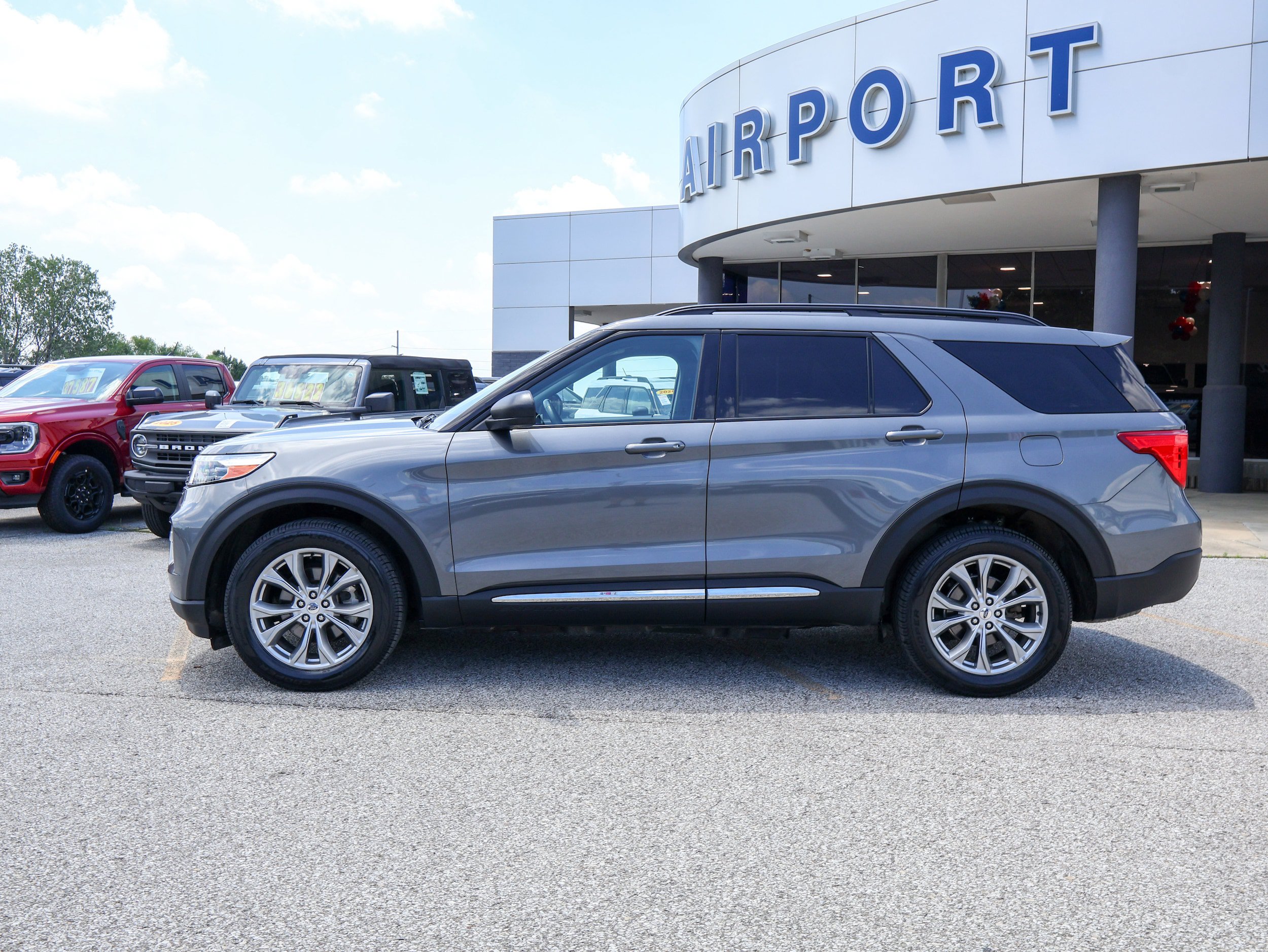 Used 2023 Ford Explorer XLT w/ Equipment Group 202A AWD/4WD image 2