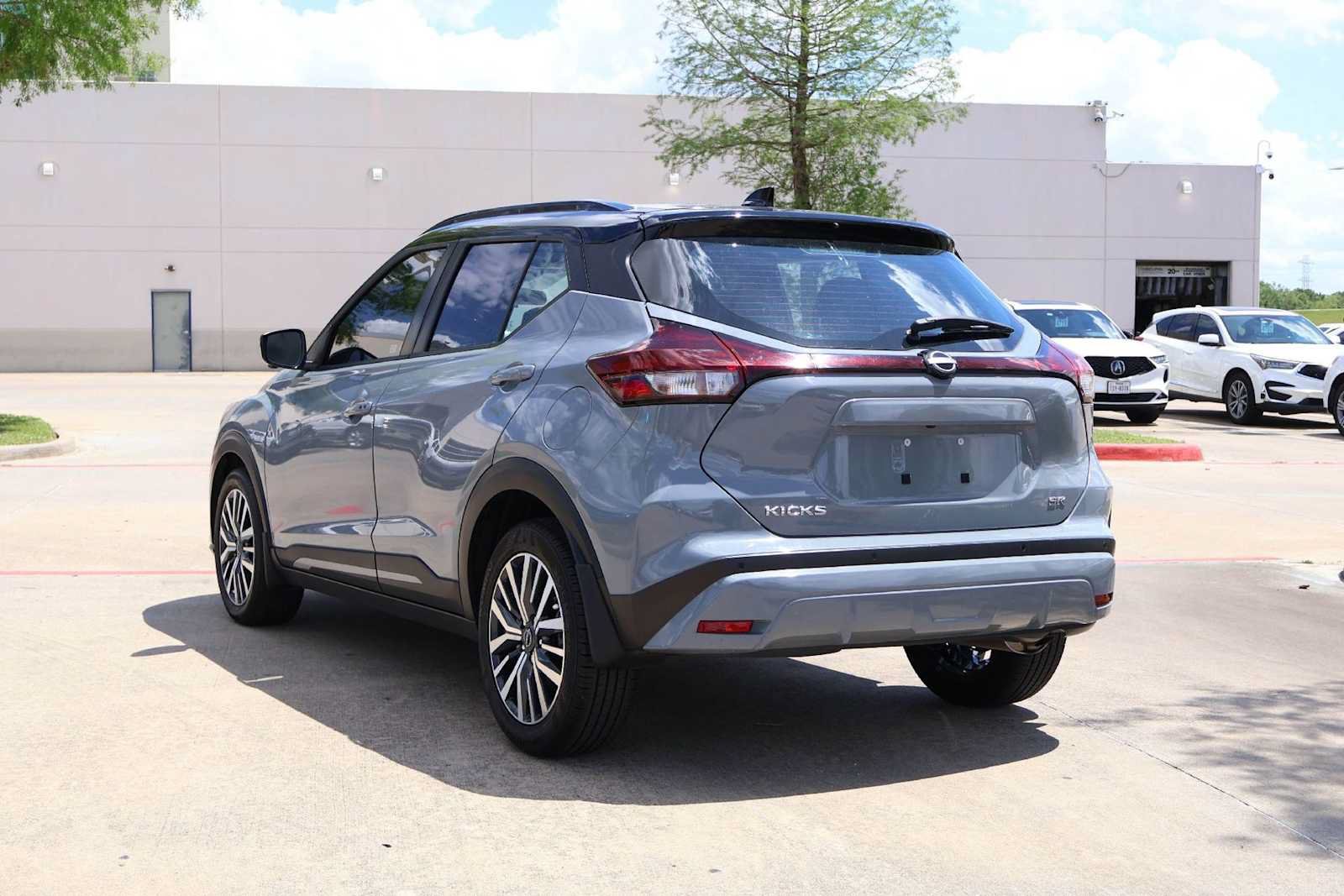 Used 2023 Nissan Kicks SR w/ SR Premium Package FWD image 4
