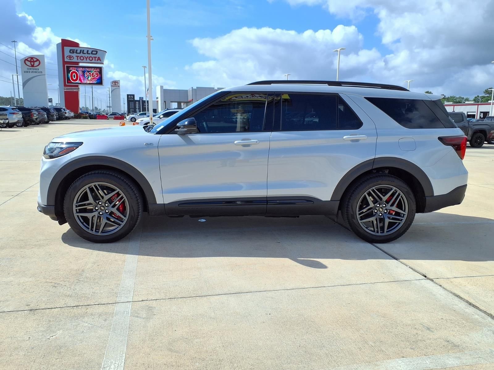 Used 2026 Ford Explorer ST-Line w/ ST-Line Street Pack RWD image 8