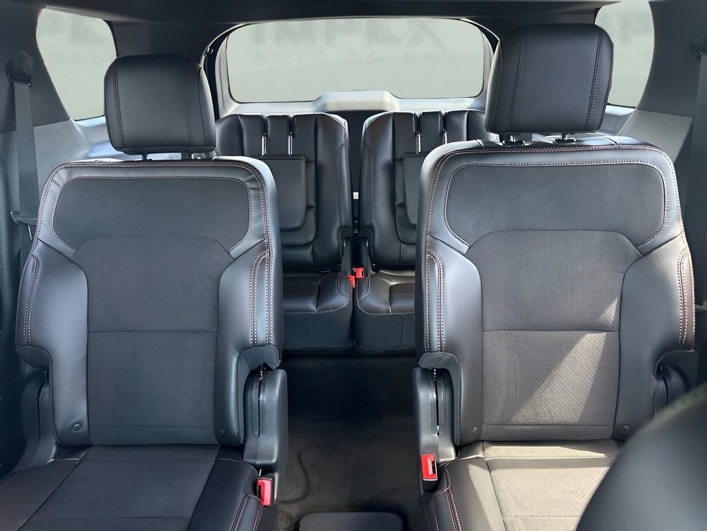 Used 2018 Ford Explorer XLT w/ Equipment Group 202A AWD/4WD image 11