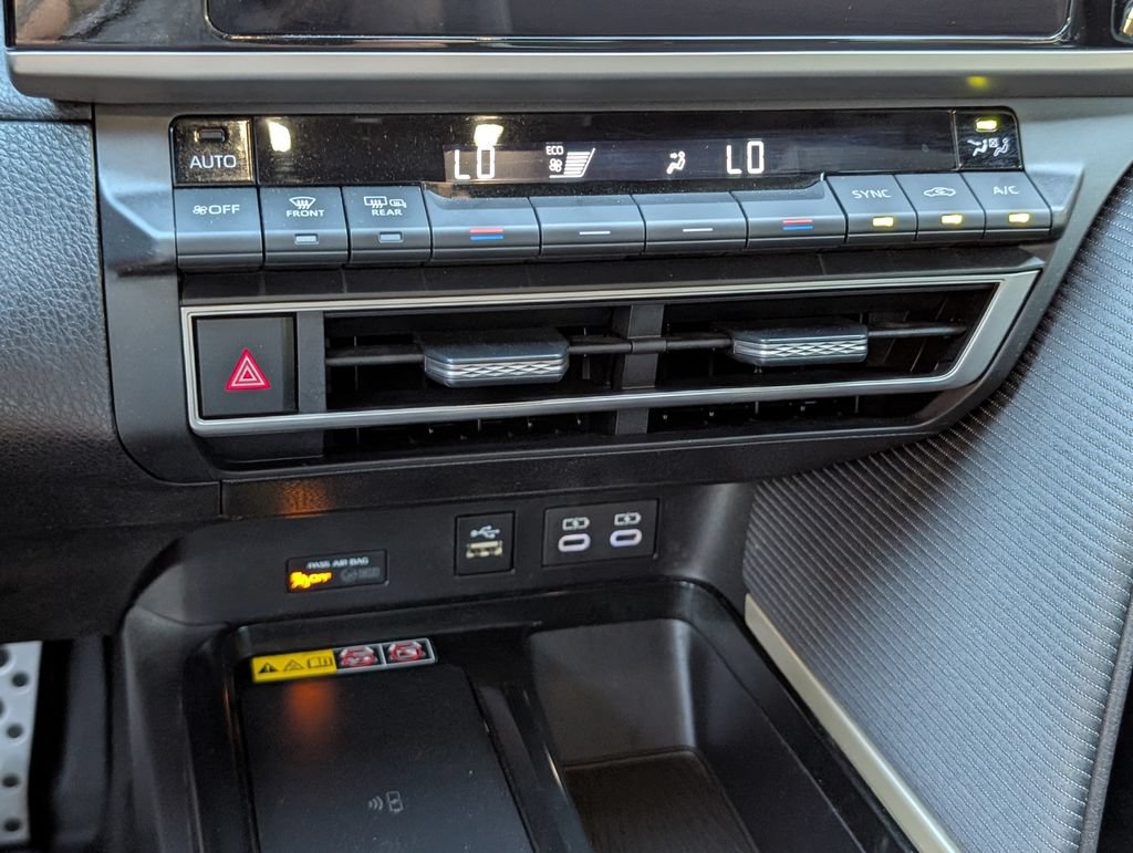 Used 2025 Toyota Camry SE FWD image 8