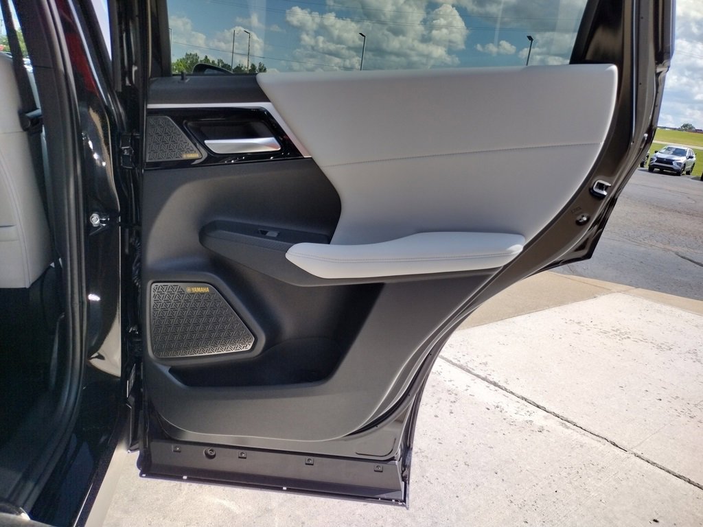 New 2025 Mitsubishi Outlander SE image 18