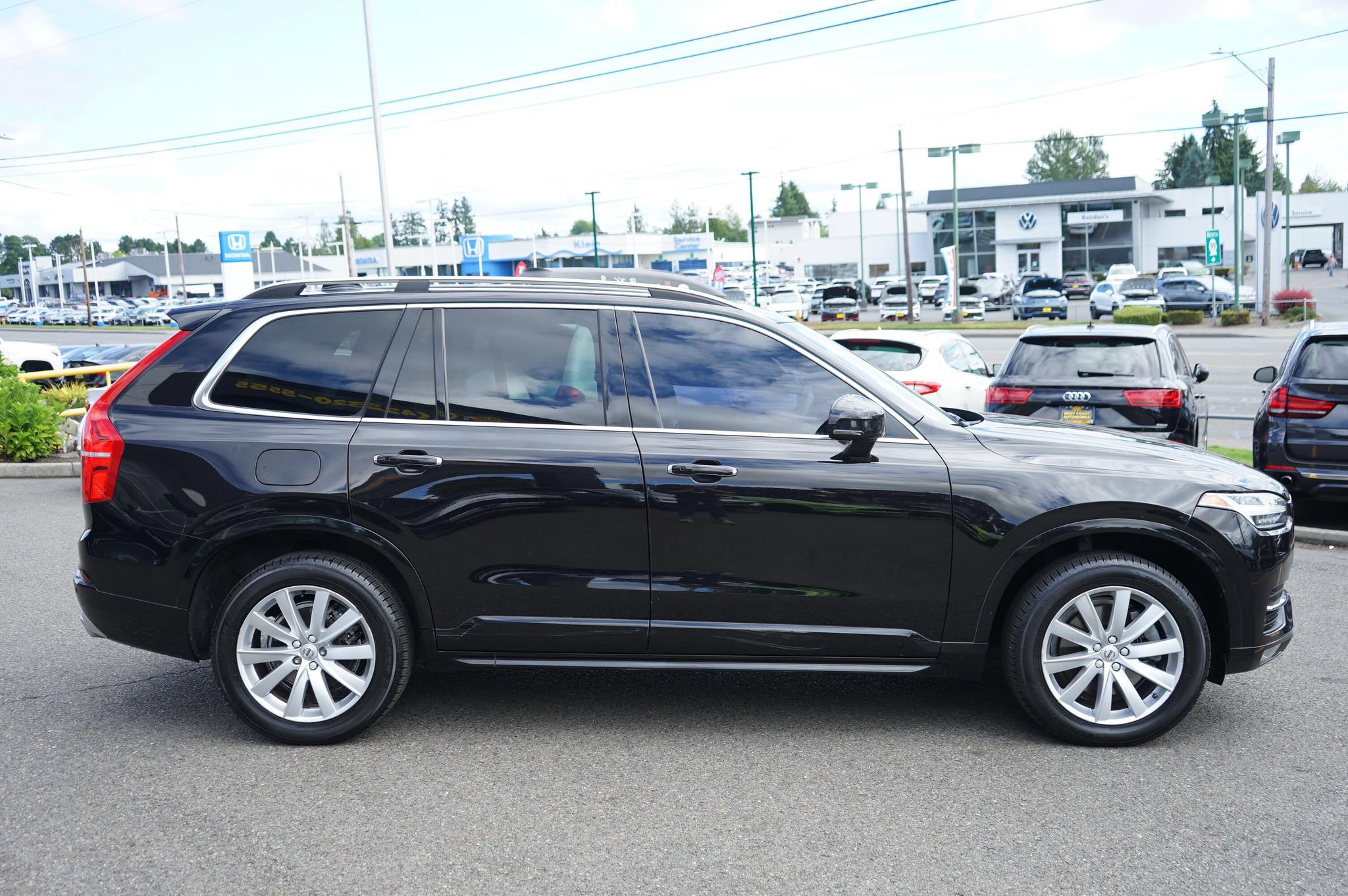 Used 2016 Volvo XC90 T6 Momentum w/ Momentum Plus Package AWD/4WD image 6