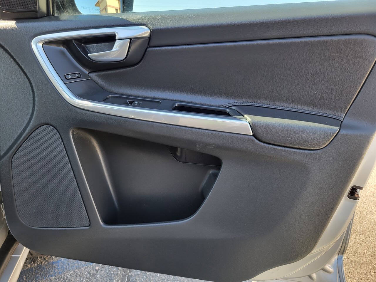 Used 2015 Volvo XC60 T5 Premier w/ Proximity Package FWD image 32