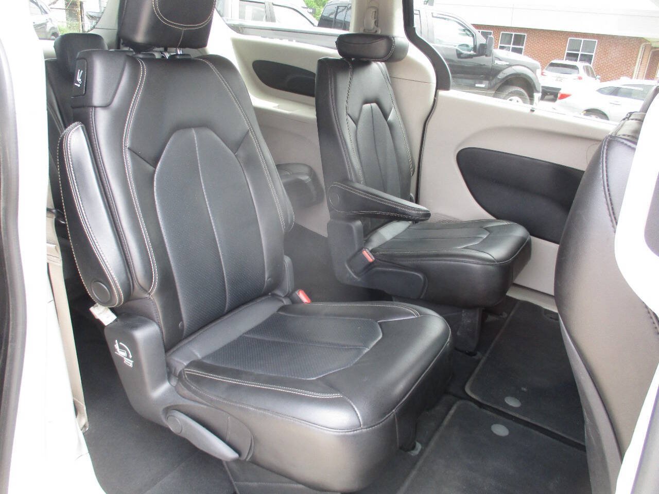 Used 2020 Chrysler Voyager Lxi FWD image 22