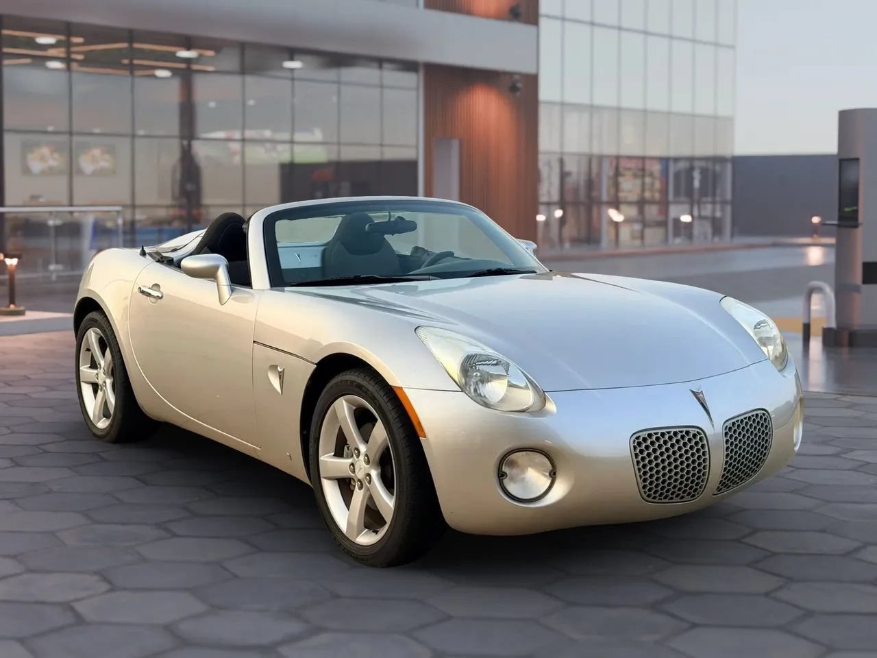 Used 2007 Pontiac Solstice Convertible RWD image 3