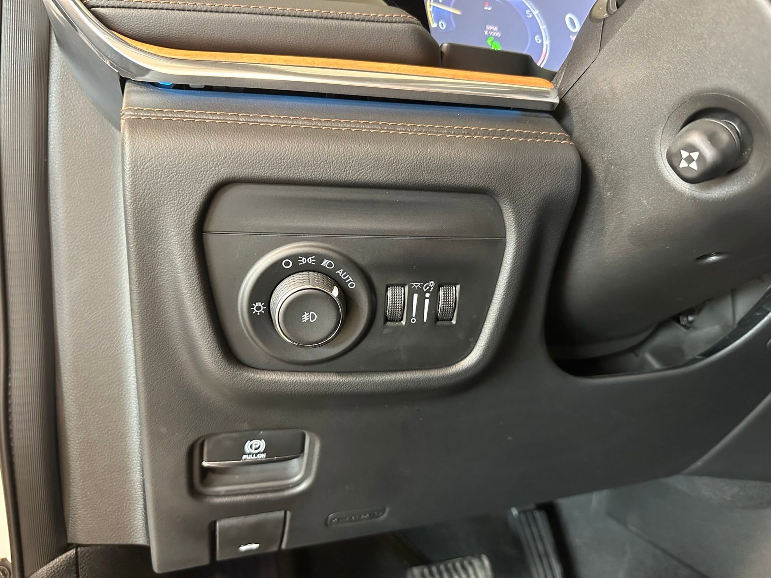 Used 2024 Jeep Grand Cherokee Summit AWD/4WD image 25