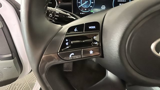 Certified 2025 Hyundai Elantra Limited FWD image 16