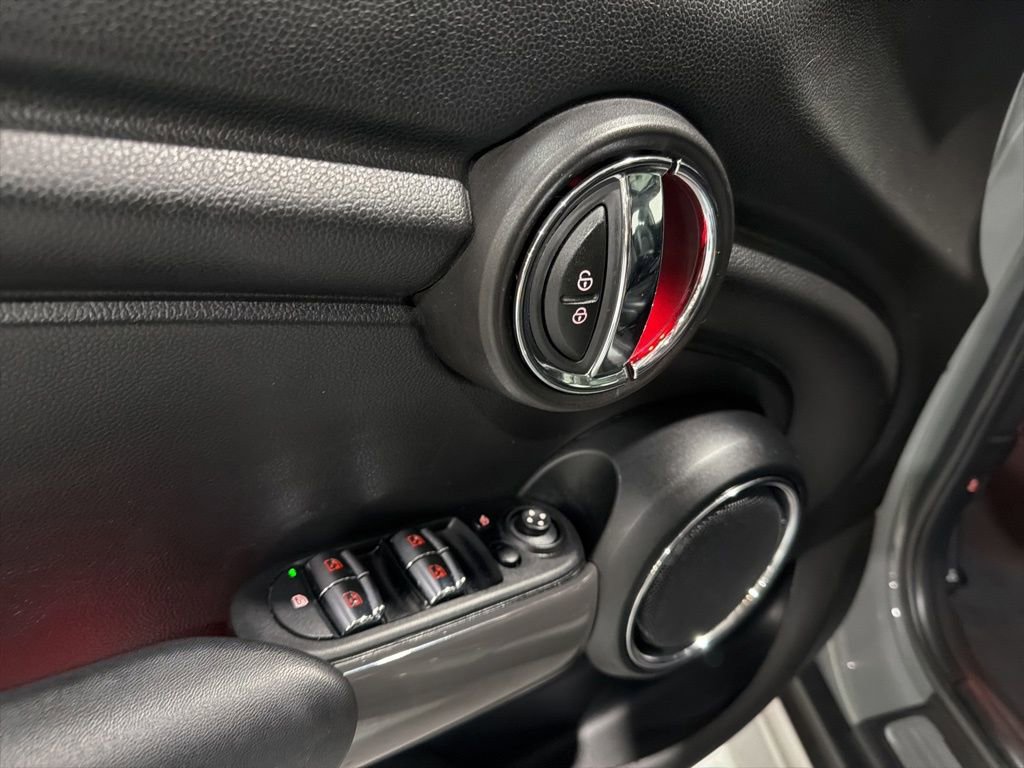 Used 2018 MINI Cooper 4-Door Hardtop image 27