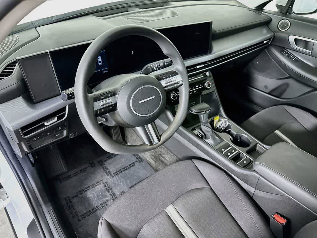 Used 2025 Hyundai Sonata SE image 2