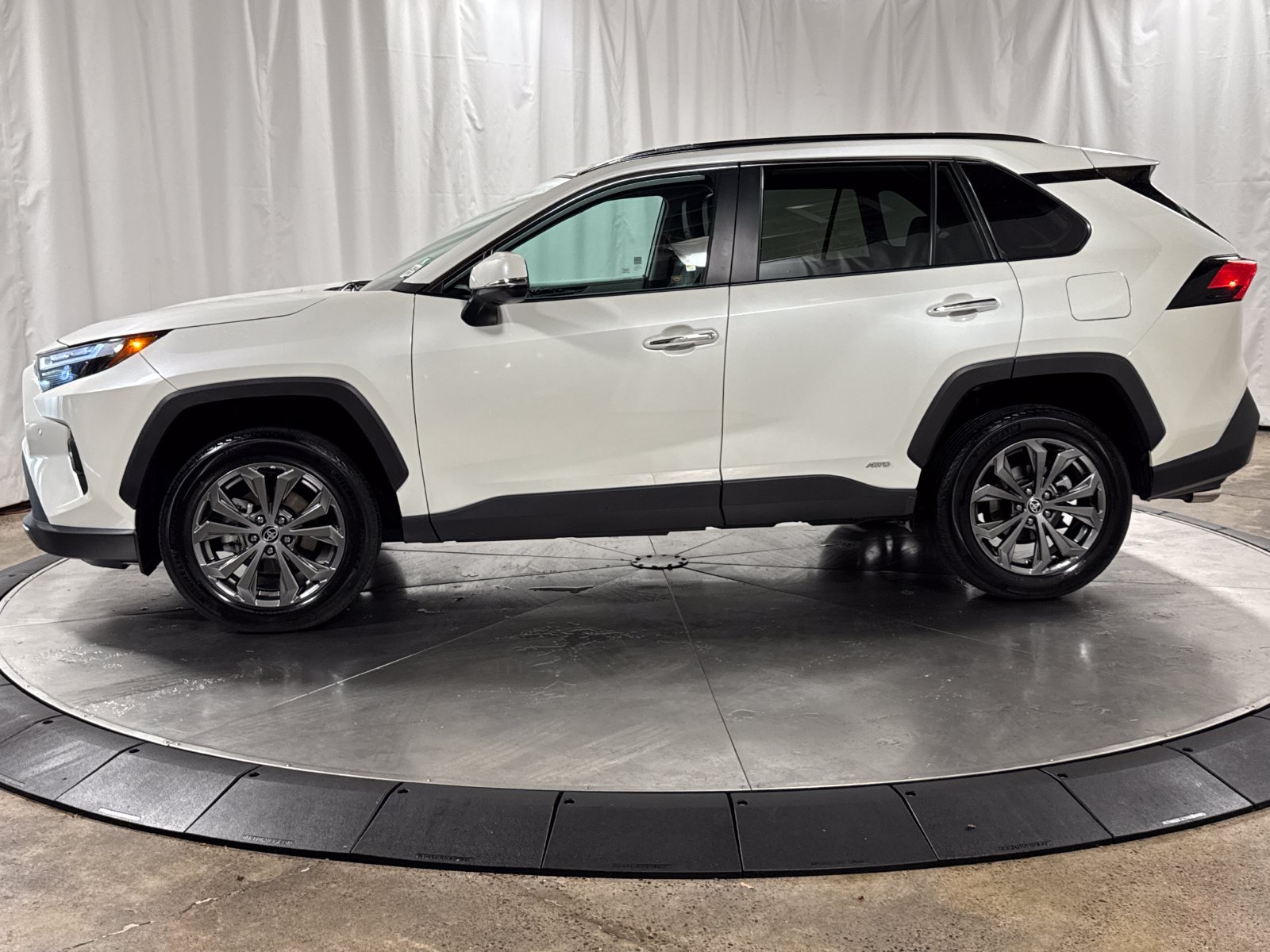 Used 2022 Toyota RAV4 Limited AWD/4WD image 6