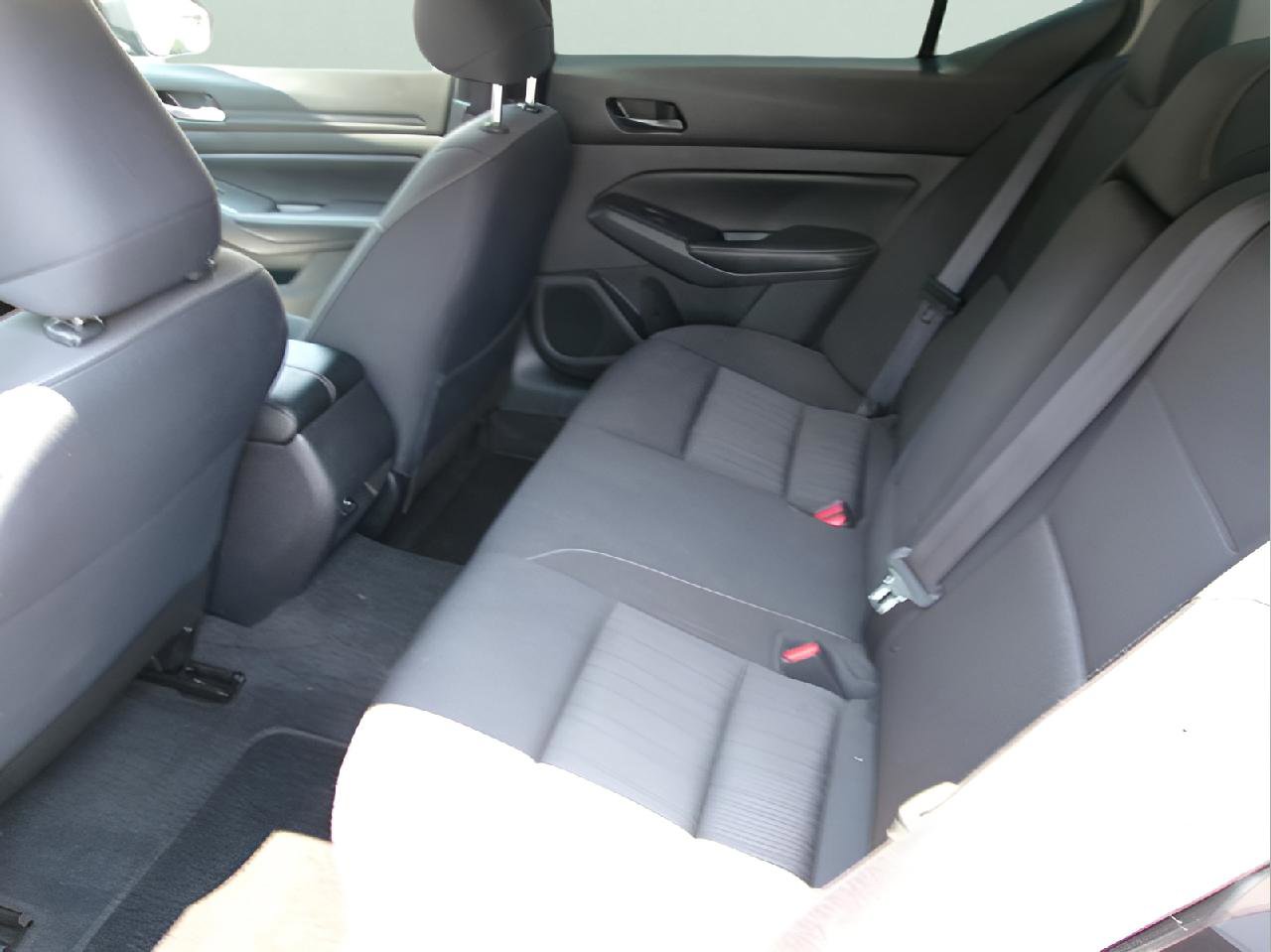 Used 2024 Nissan Altima 2.5 SV FWD image 9