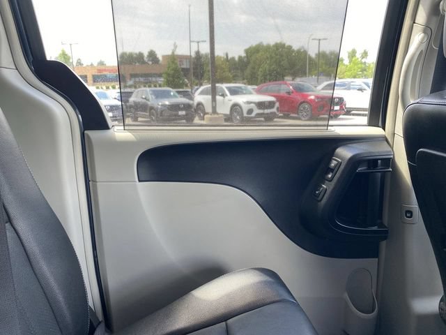 Used 2014 Chrysler Town & Country Touring-L w/ Driver Convenience Group FWD image 24
