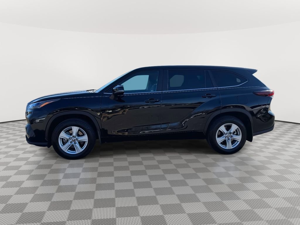 Used 2024 Toyota Highlander LE image 4