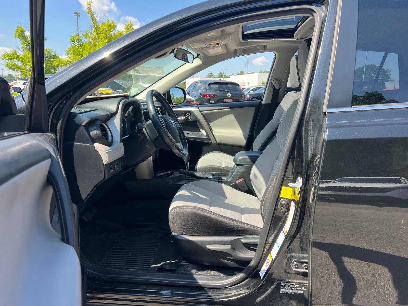 Used 2017 Toyota RAV4 XLE w/ Convenience Package AWD/4WD image 30