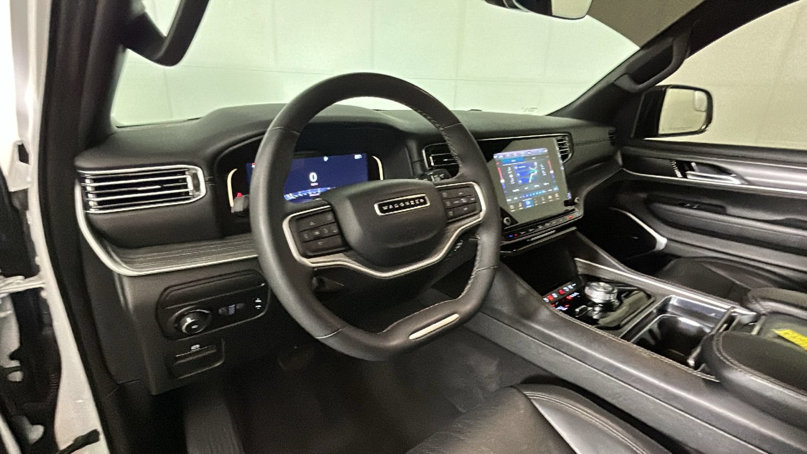 Used 2023 Jeep Wagoneer L Series II AWD/4WD image 13