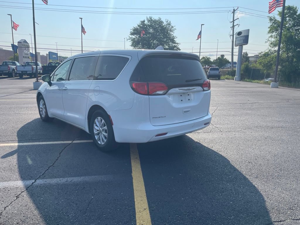 Used 2017 Chrysler Pacifica Touring w/ Tire & Wheel Group FWD image 7