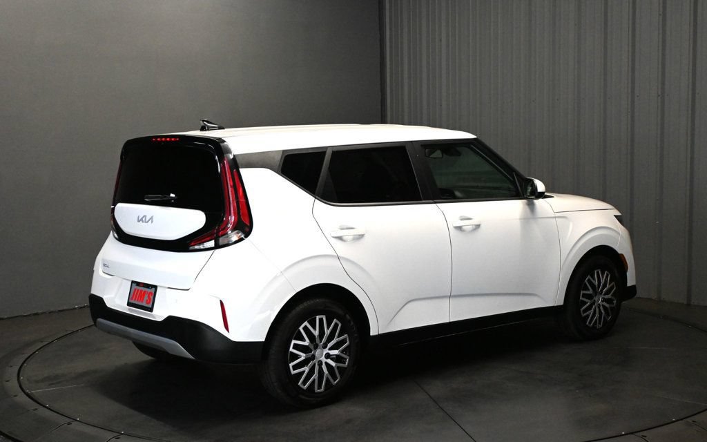 Used 2024 Kia Soul LX FWD image 5