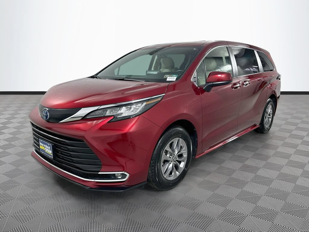 Used 2023 Toyota Sienna XLE AWD/4WD image 3