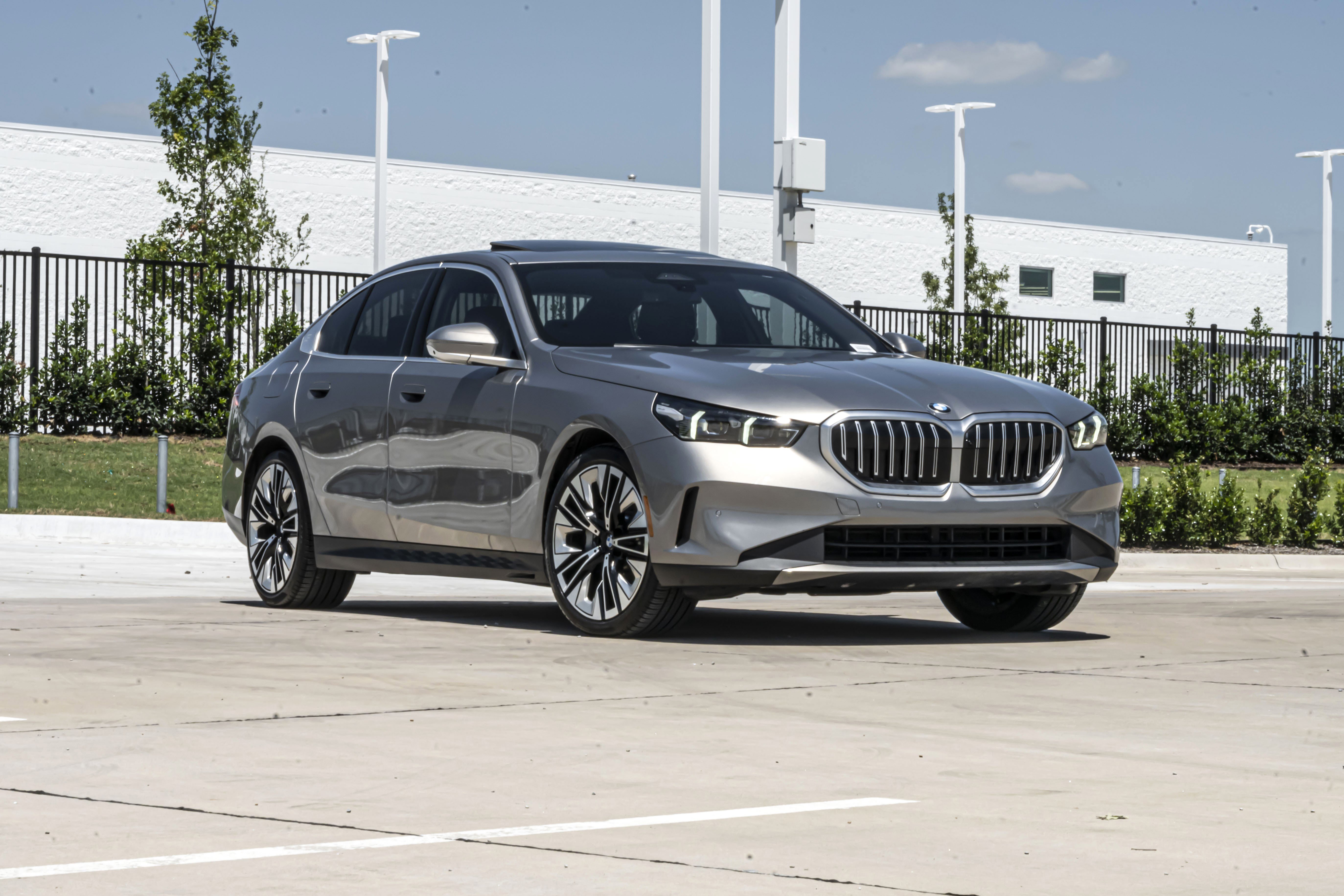 Used 2025 BMW 530i w/ Premium Package RWD image 2