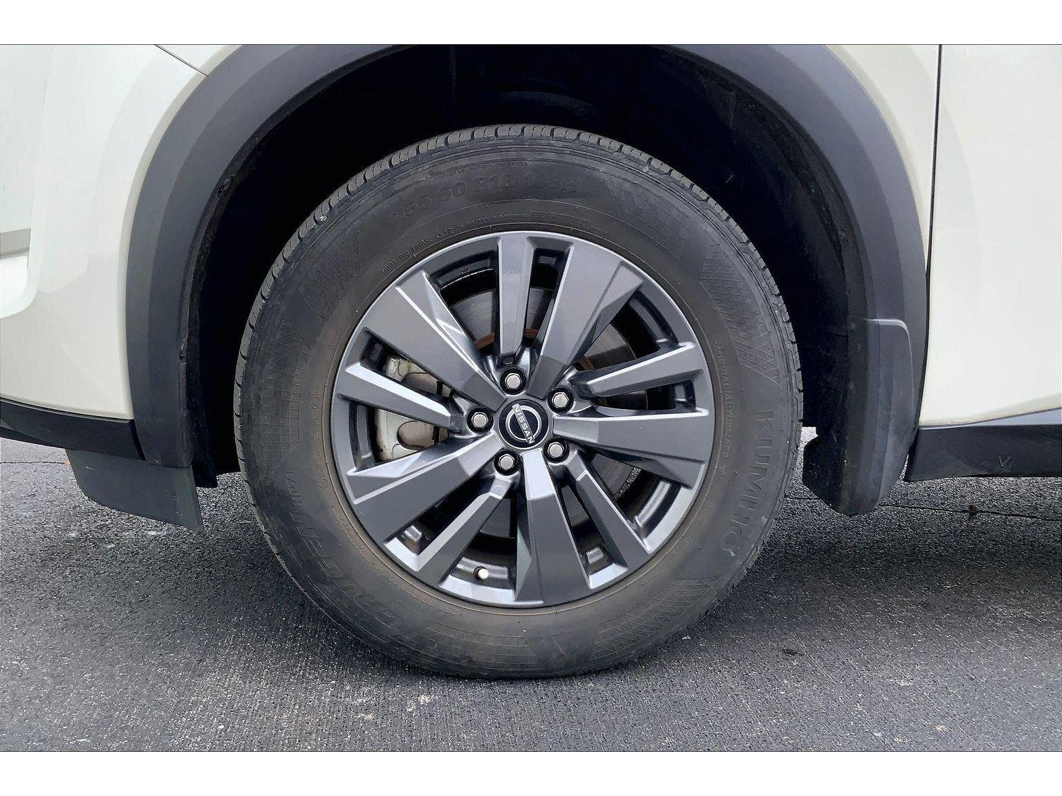 Used 2024 Nissan Pathfinder SV w/ Black Appearance Package image 8