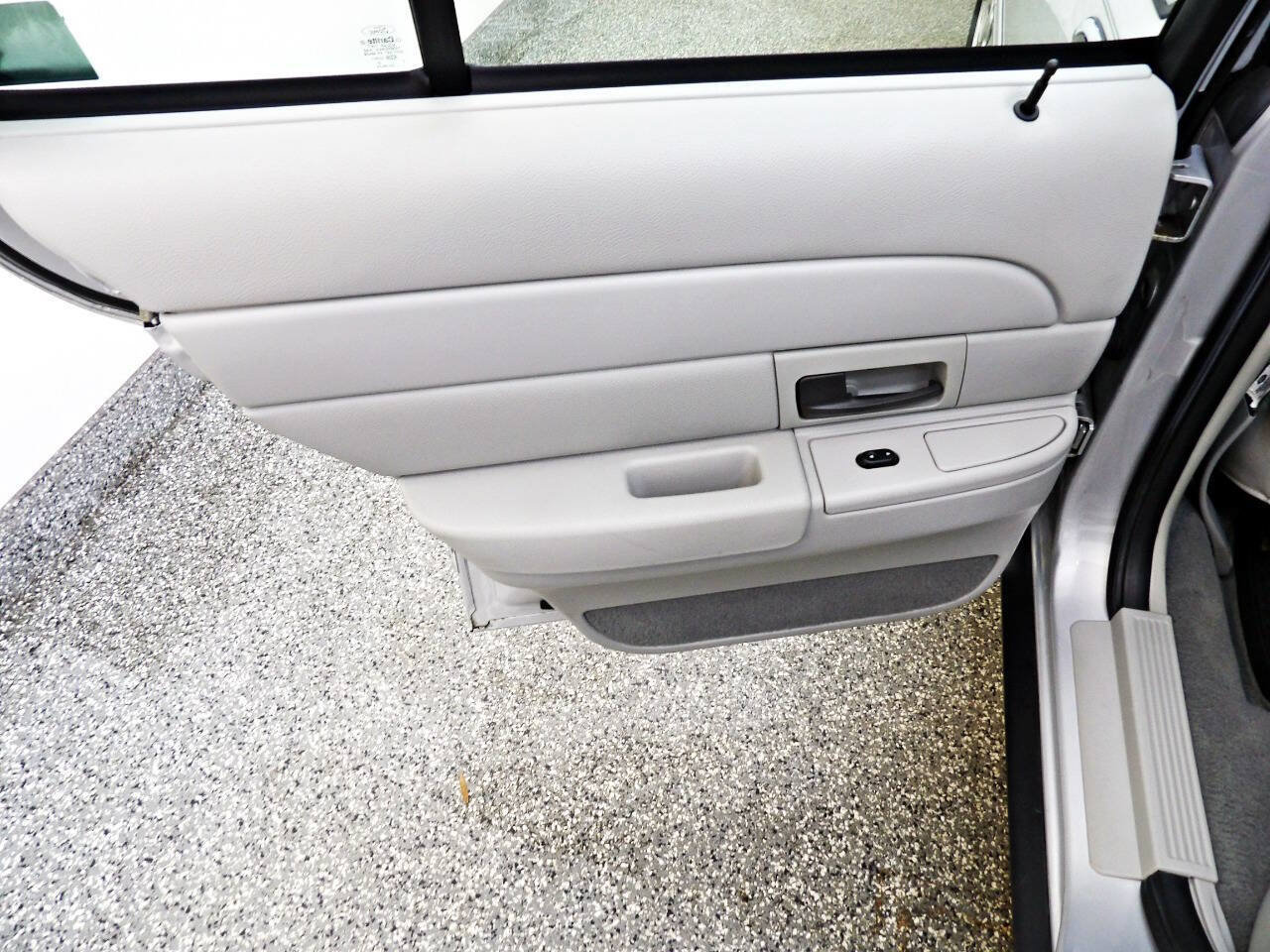 Used 2003 Ford Crown Victoria LX RWD image 9
