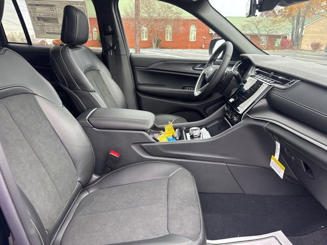 New 2025 Jeep Grand Cherokee Altitude image 10