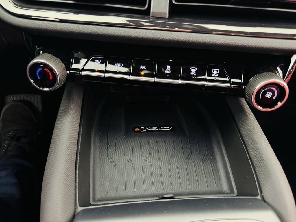 Used 2025 Chevrolet Equinox EV RS image 18