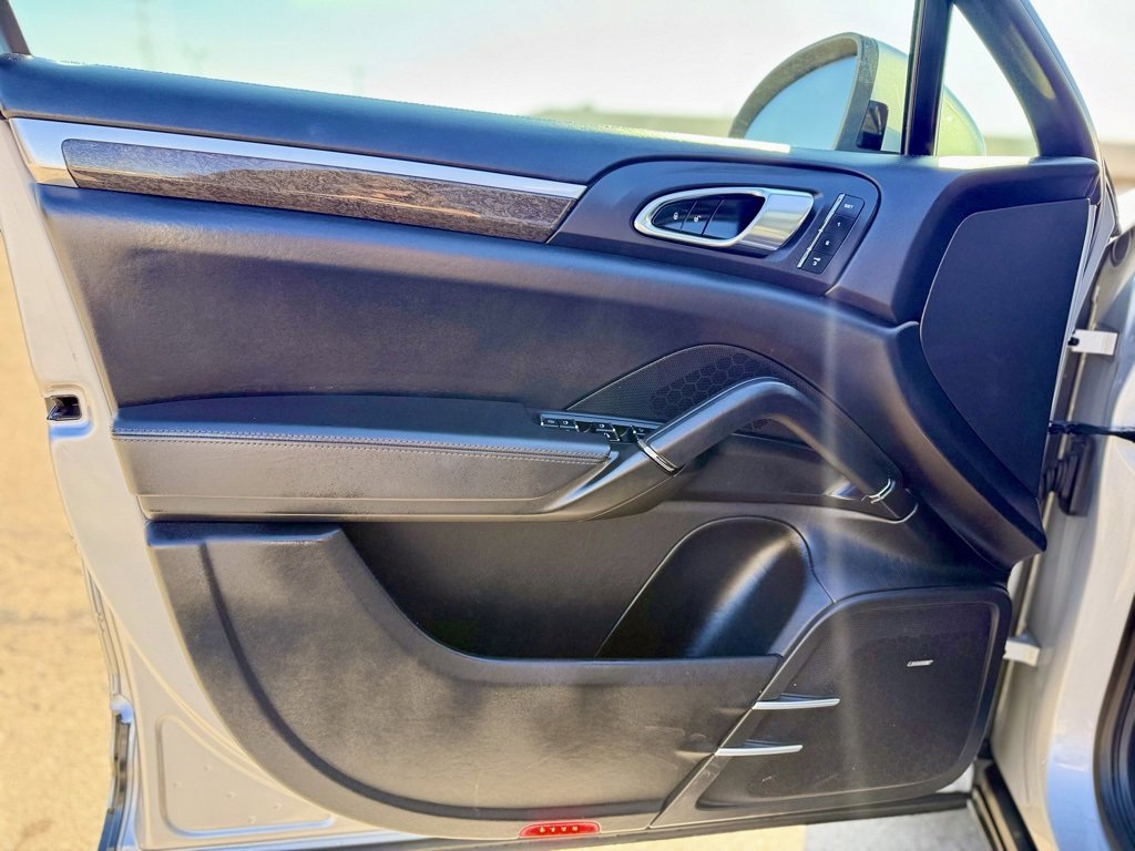 Used 2013 Porsche Cayenne Turbo image 8