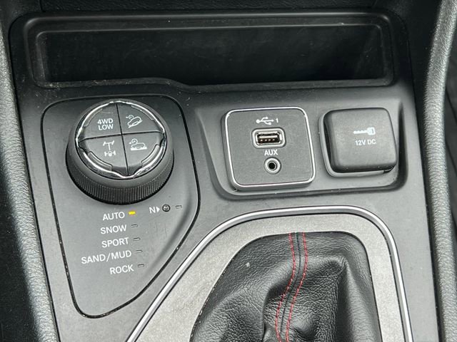 Used 2023 Jeep Cherokee Trailhawk AWD/4WD image 28