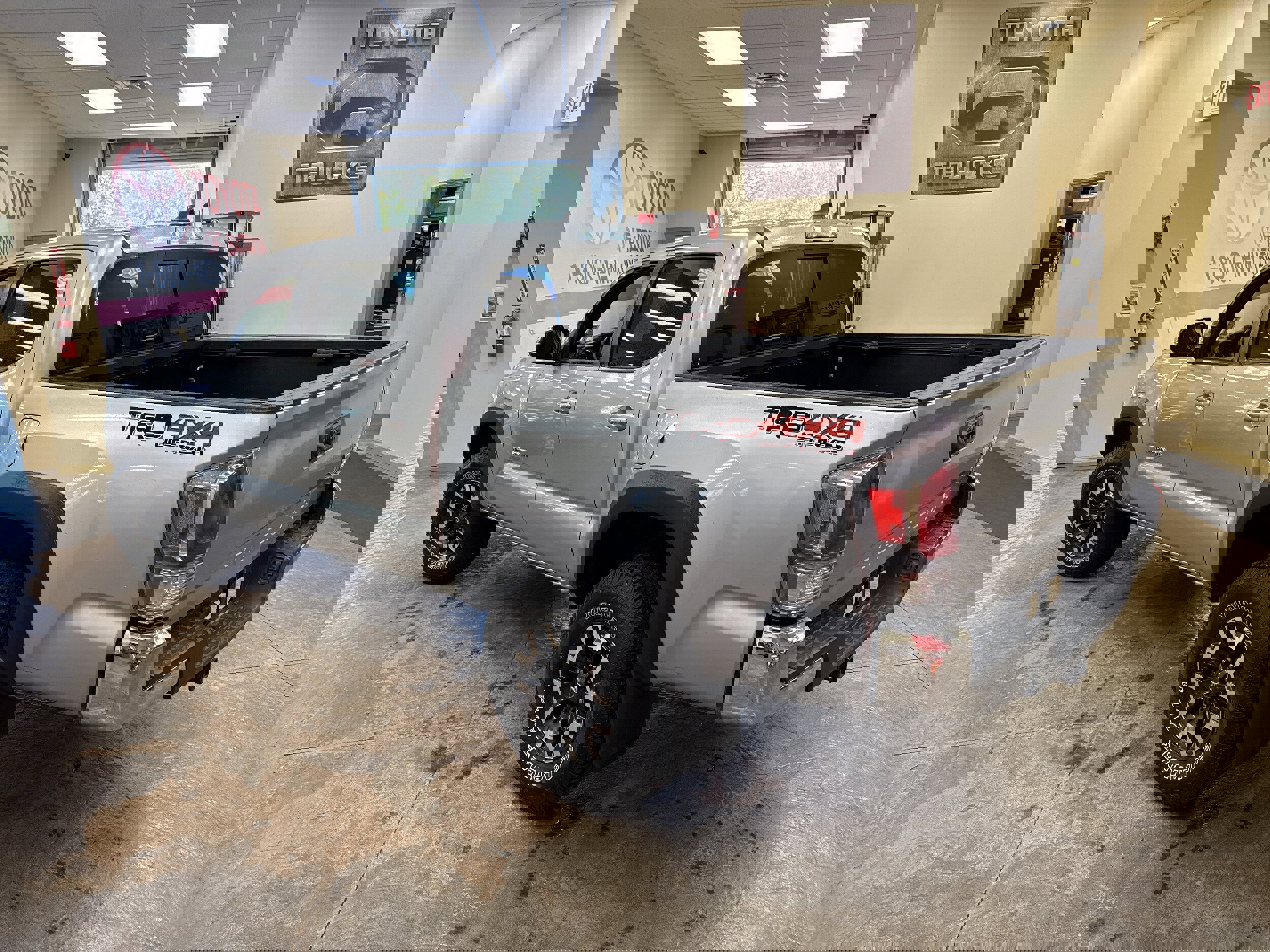 Used 2022 Toyota Tacoma TRD Off-Road image 9