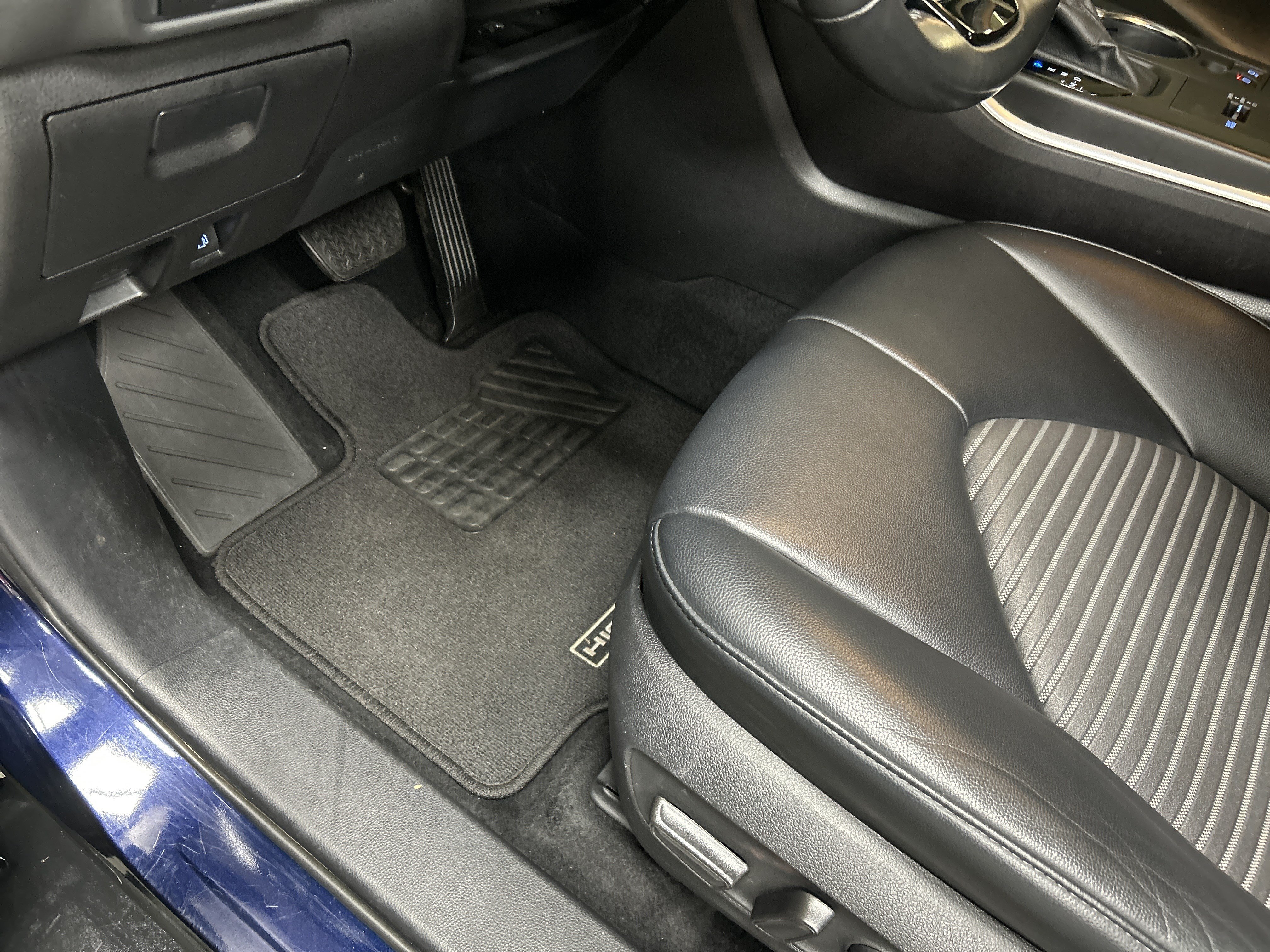 Used 2021 Toyota Highlander XSE FWD image 19
