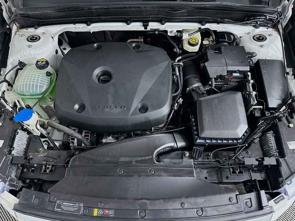 Used 2019 Volvo XC40 T5 Momentum image 31