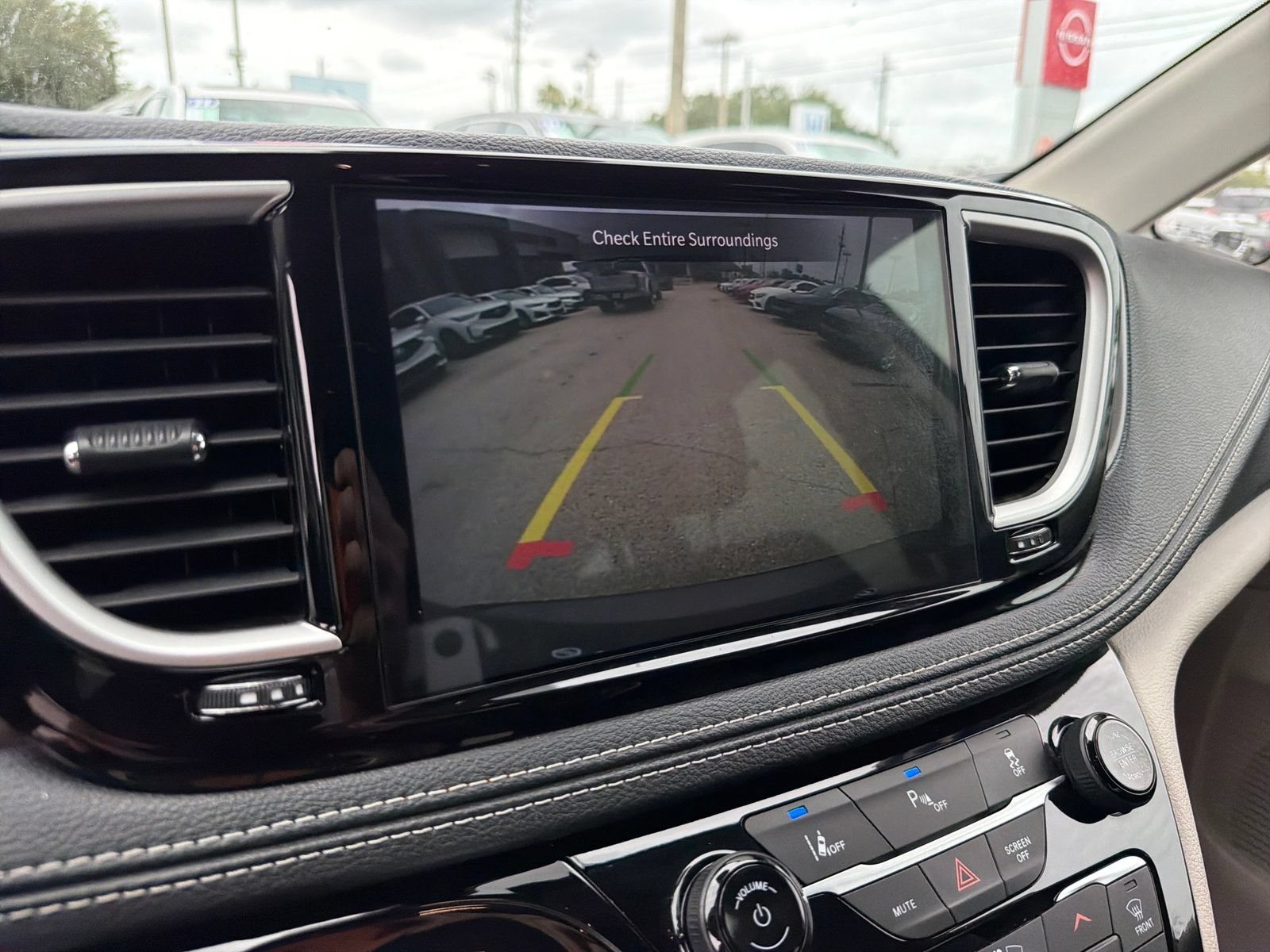 Used 2023 Chrysler Pacifica Touring-L FWD image 21