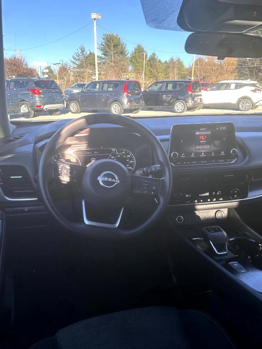 Used 2023 Nissan Rogue SV image 11