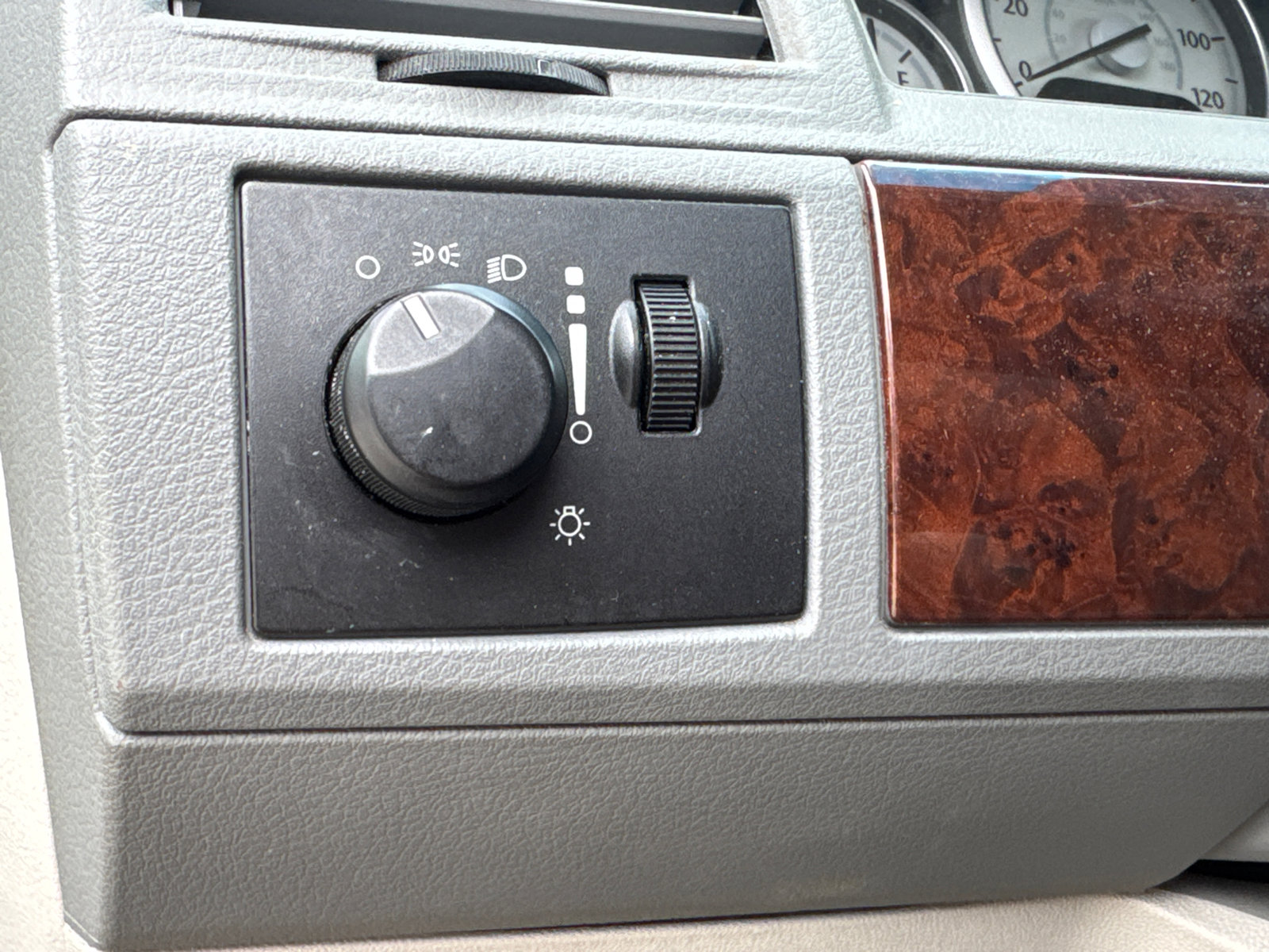 Used 2010 Chrysler Town & Country LX image 29