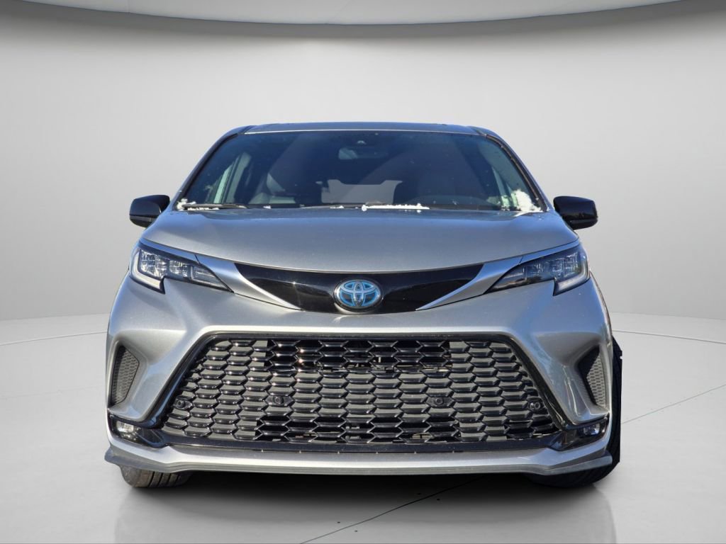 Used 2021 Toyota Sienna XSE FWD image 3