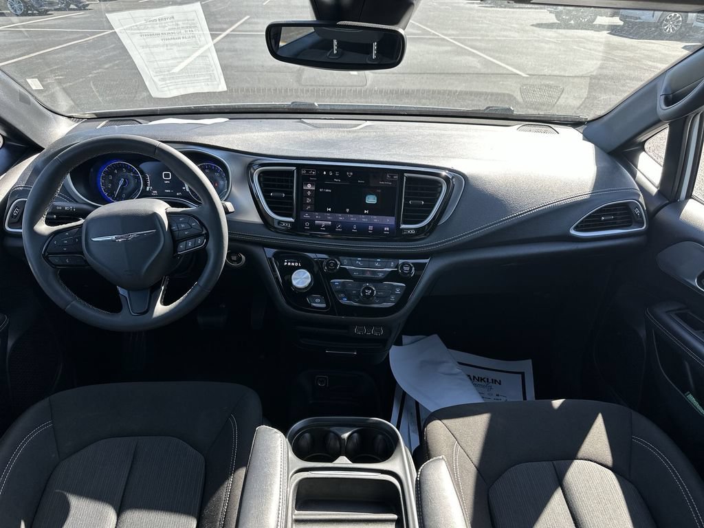 Used 2023 Chrysler Pacifica Touring FWD image 10