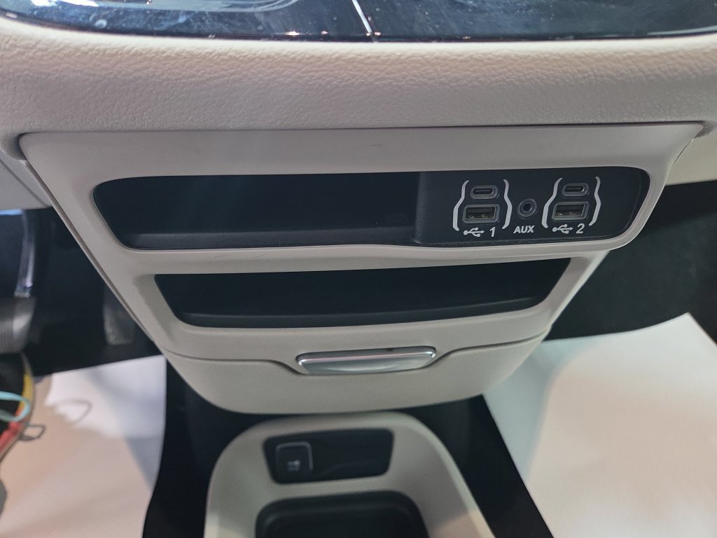 Used 2023 Chrysler Pacifica Touring-L FWD image 36