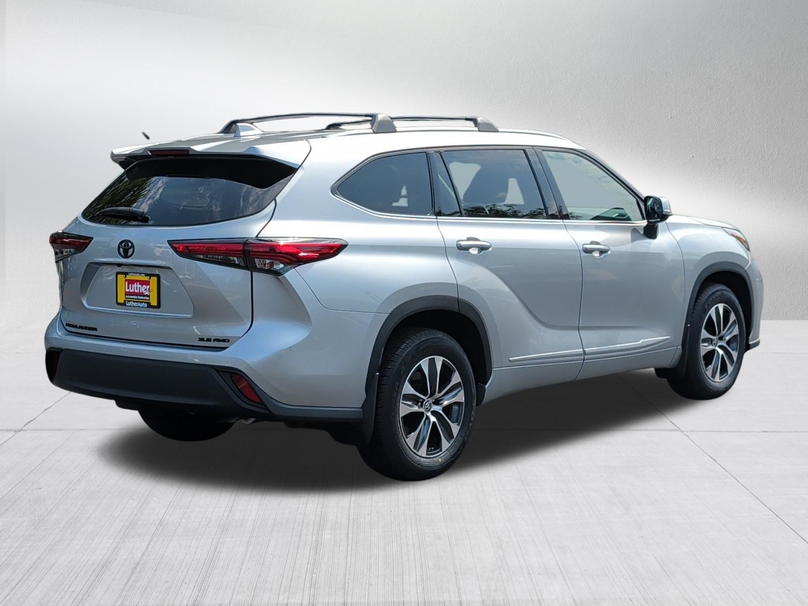 Used 2022 Toyota Highlander XLE AWD/4WD image 7