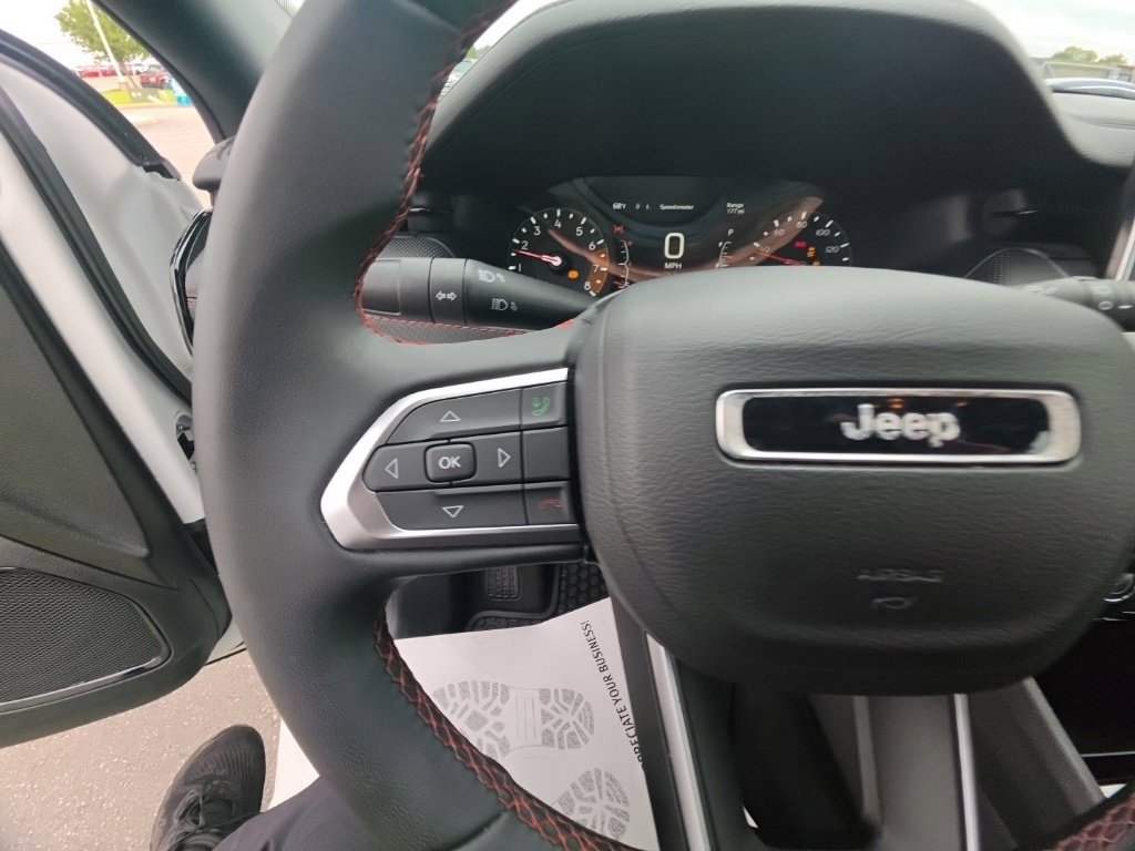 Used 2025 Jeep Compass Trailhawk AWD/4WD image 17
