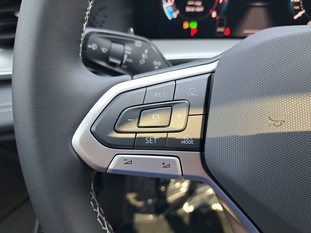 New 2025 Volkswagen Tiguan SE image 30