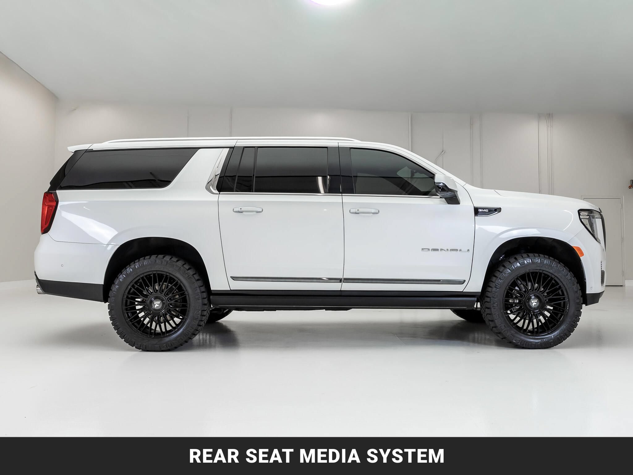 Used 2024 GMC Yukon XL Denali Ultimate AWD/4WD image 11