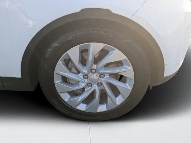 Used 2025 Land Rover Discovery S image 8