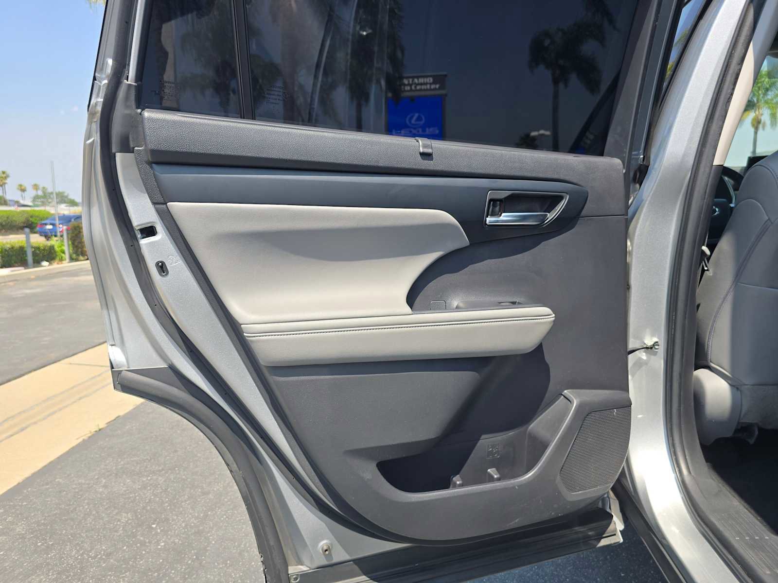 Used 2022 Toyota Highlander XLE image 17