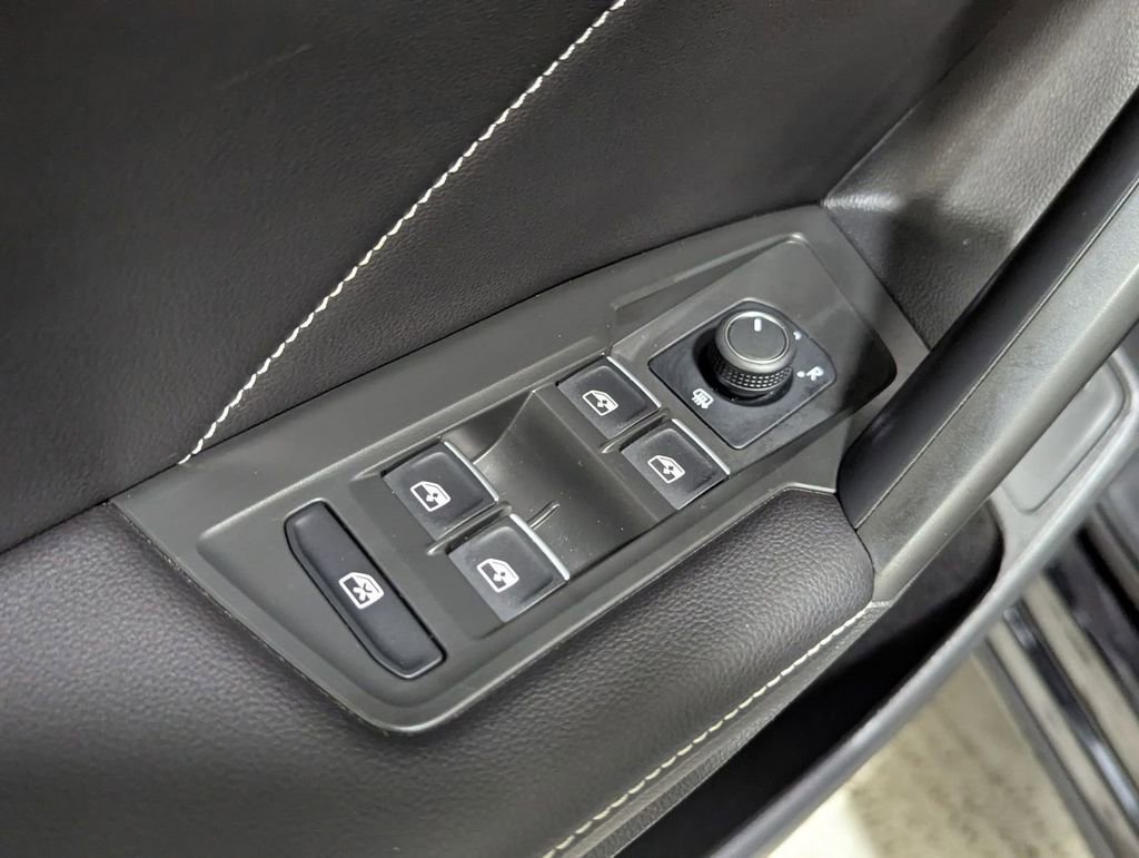 Used 2024 Volkswagen Tiguan SE R-Line image 17