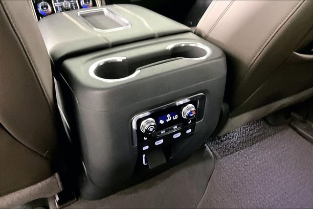 Used 2024 GMC Yukon Denali w/ Advanced Technology Package AWD/4WD image 7