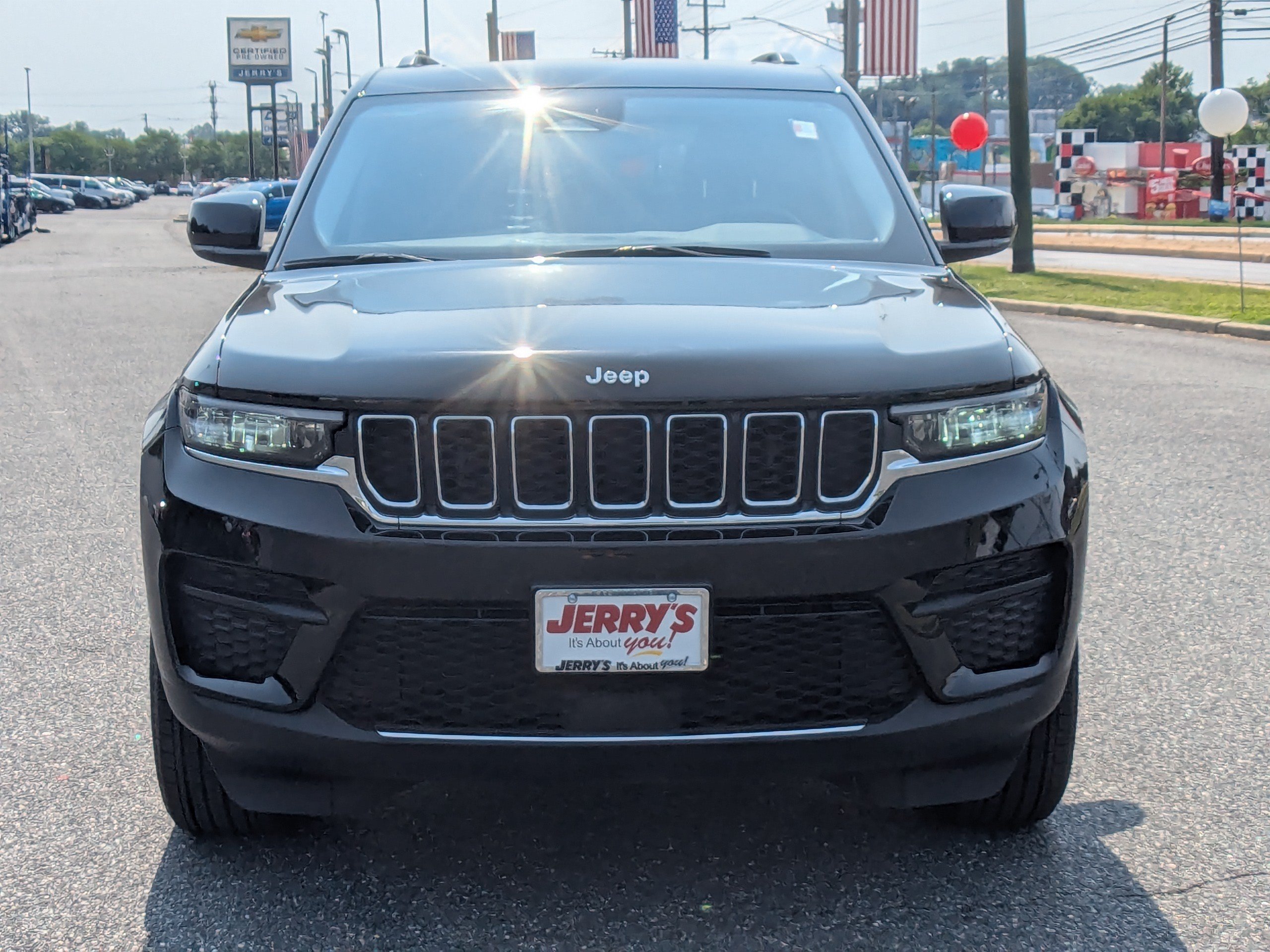 Used 2023 Jeep Grand Cherokee Laredo AWD/4WD image 2