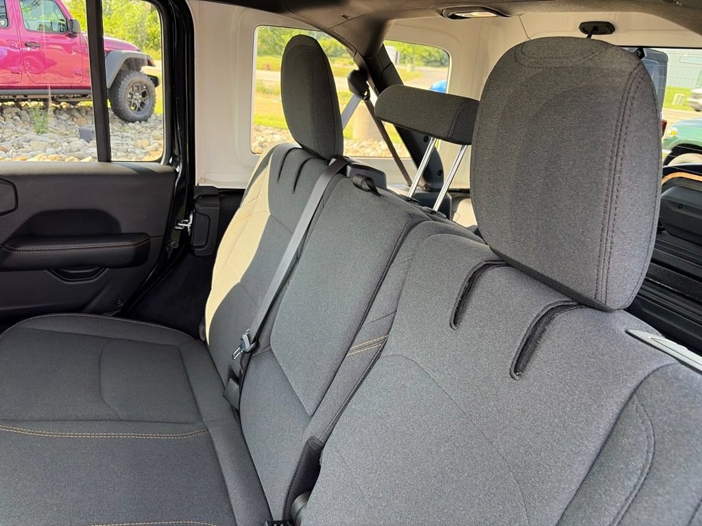 Used 2025 Jeep Wrangler Unlimited Sahara w/ Safety Group AWD/4WD image 16